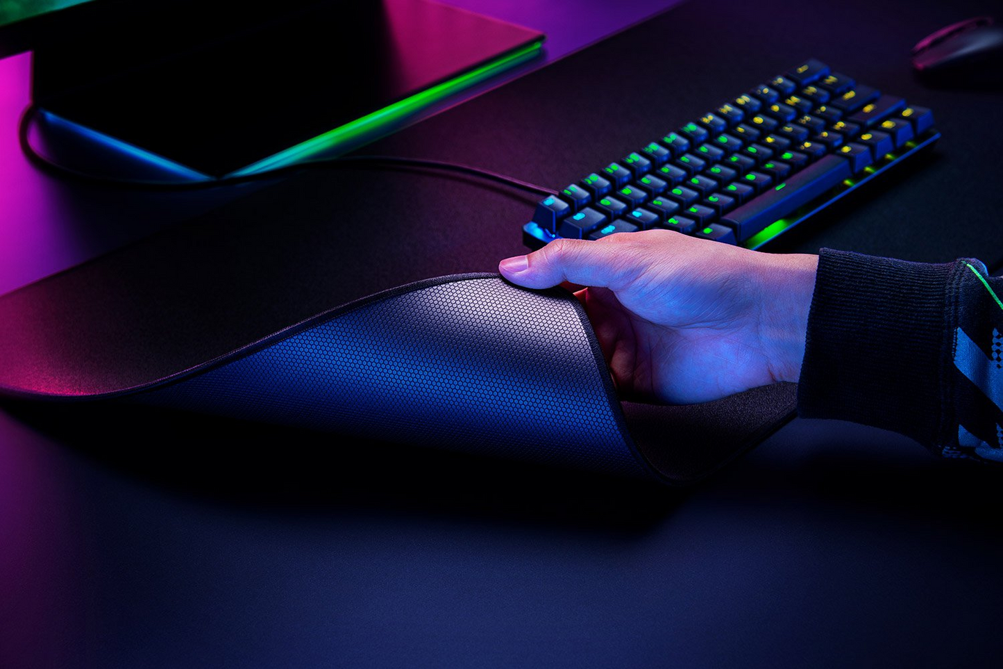 RAZER Strider | Anti-slip Rubber Base | Firm & Soft Polyester Surface | Anti-fraying Stitched Edge | Hybrid Gaming Mousepad (Black / 450mm x 400mm x 3mm)