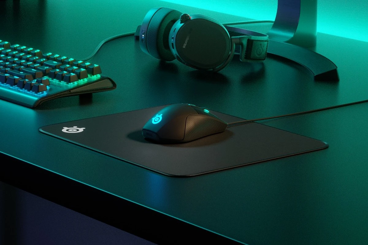 STEELSERIES QcK Edge | Anti-slip Rubber Base | Micro-woven Cloth Surface | Anti-fraying Stitched Edge | Gaming Mousepad (Black / 320mm x 270mm x 2mm)